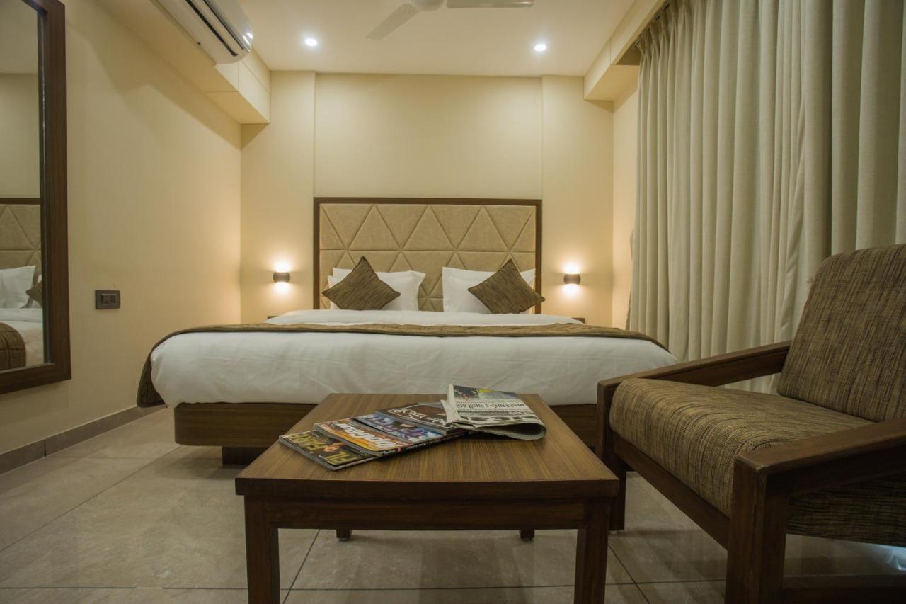 Hotel Kavery Rajkot Extérieur photo
