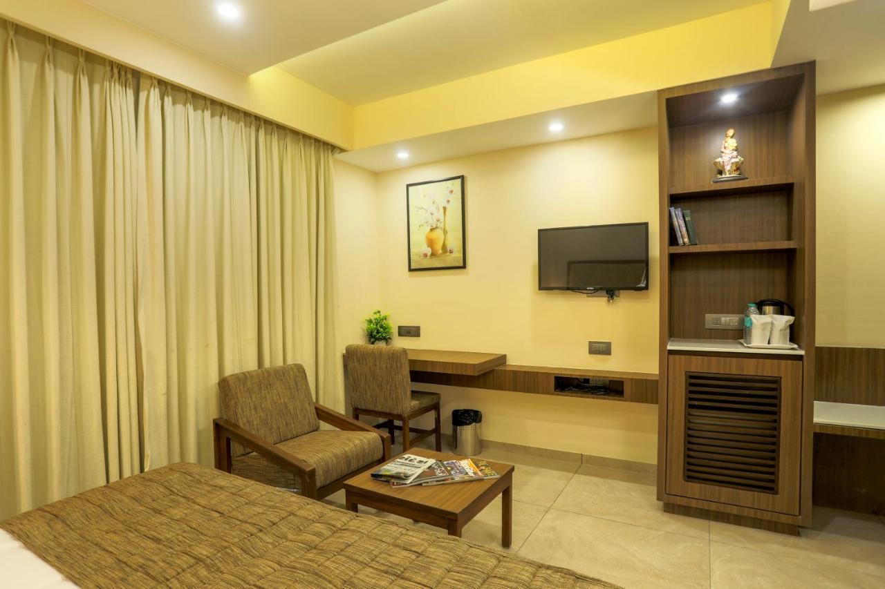 Hotel Kavery Rajkot Extérieur photo