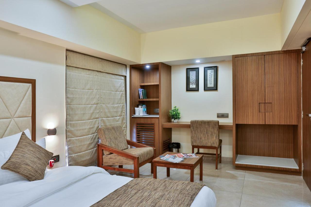 Hotel Kavery Rajkot Extérieur photo