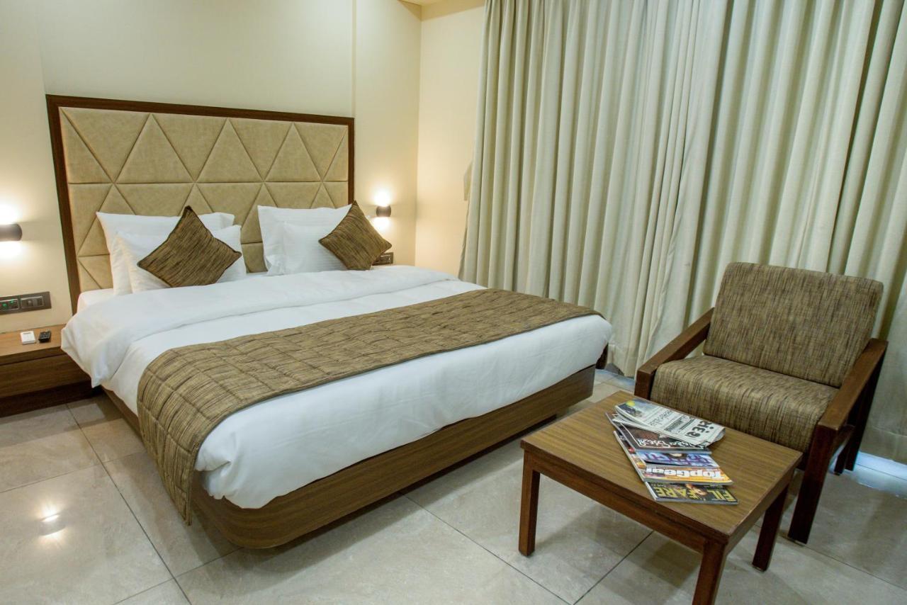 Hotel Kavery Rajkot Extérieur photo