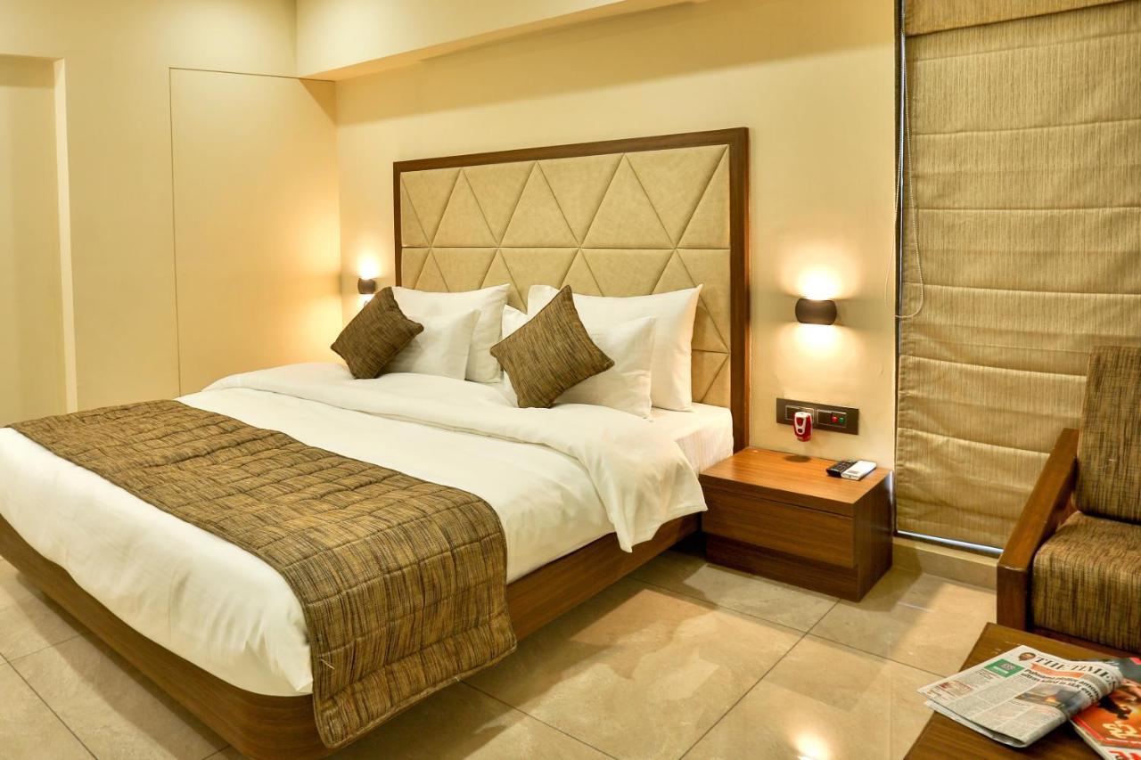 Hotel Kavery Rajkot Extérieur photo