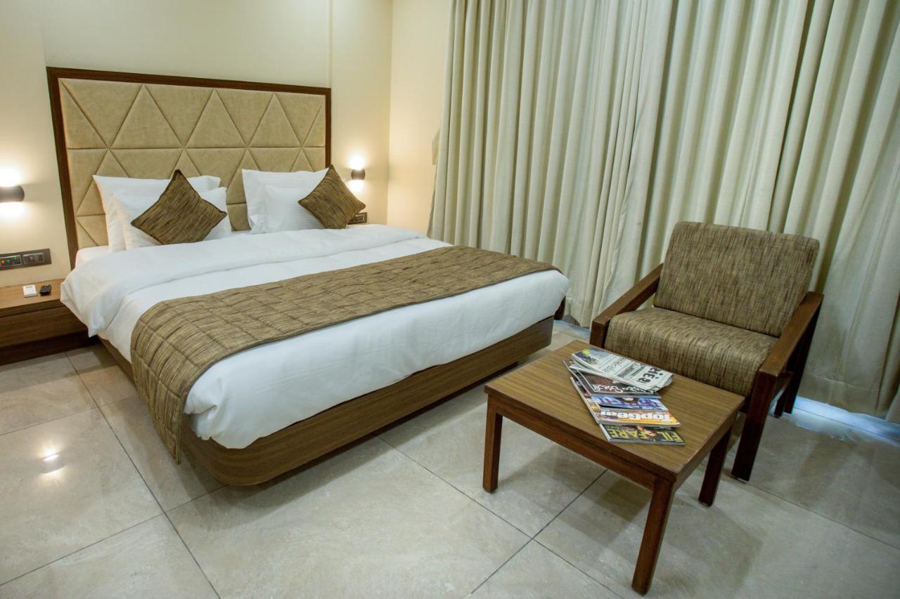 Hotel Kavery Rajkot Extérieur photo