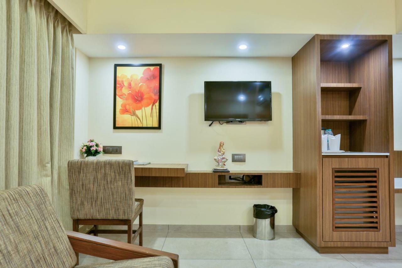 Hotel Kavery Rajkot Extérieur photo