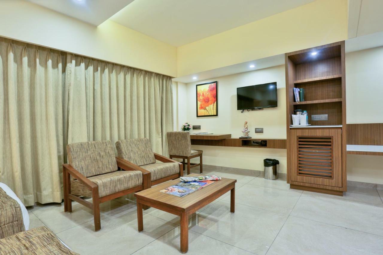 Hotel Kavery Rajkot Extérieur photo