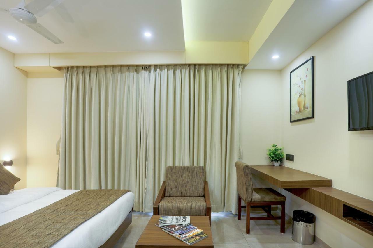Hotel Kavery Rajkot Extérieur photo