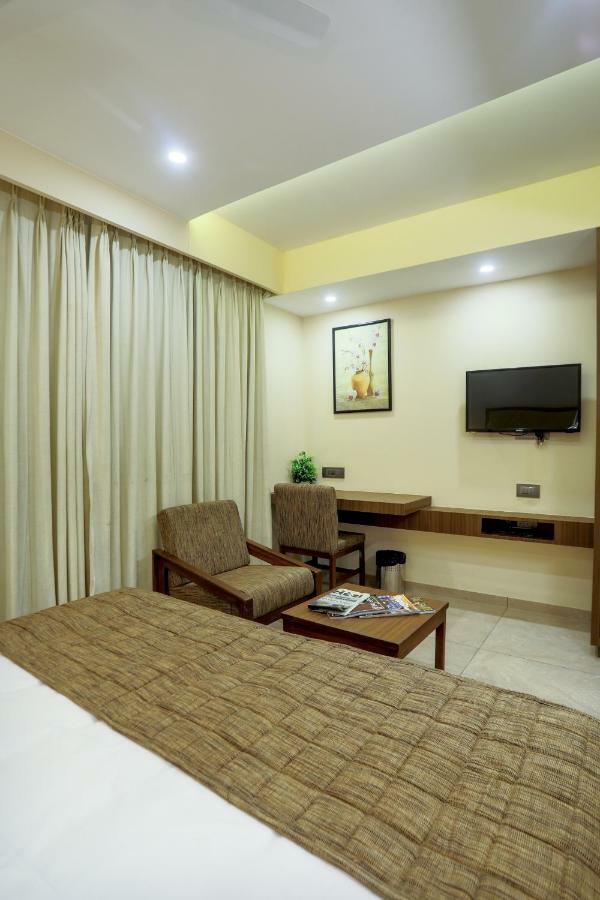 Hotel Kavery Rajkot Extérieur photo